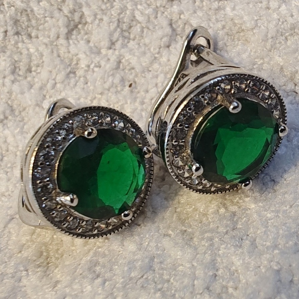 Leverback Earrings Green Halo